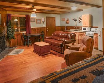 Whispering Pine Cabins - Ruidoso - Pokój dzienny