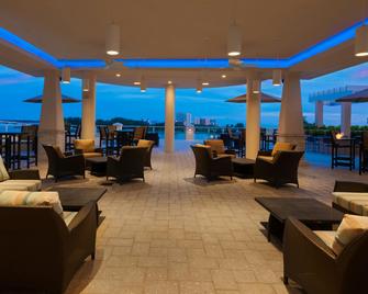 Hampton Inn and Suites Clearwater Beach - Clearwater Beach - Building