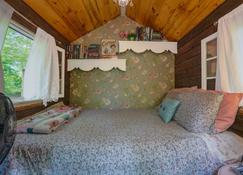 Little Wooded Retreat: Cozy Sleeping Cottage with Private Outhouse, TV/Wi-Fi - Pine City - Schlafzimmer