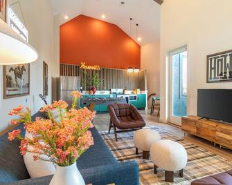 The Conway by AvantStay Modern Comfort Near Downtown Nashville - Nashville - Living room