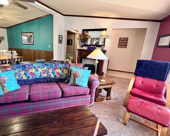 Be Well Bunkhouse - Tranquil Home with Rustic Charm & Homey Touches - Kearney - Wohnzimmer