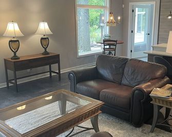 Oasis guests love quiet splendor, cozy comfort, nature, and inspiring moments. - Sewell - Sala de estar