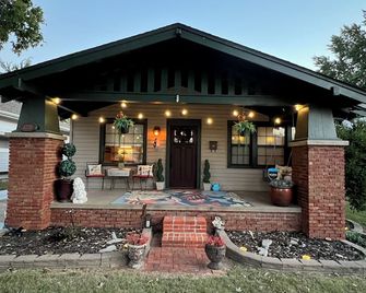 Charming 2-Bedroom Bungalow: Historic Route 66 & Crossroads of America! - Sapulpa - Building