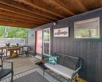 Chic PRIVATE cabin in the woods -- queen bed, deck, high-speed Wifi - Greenville - Binnenhof