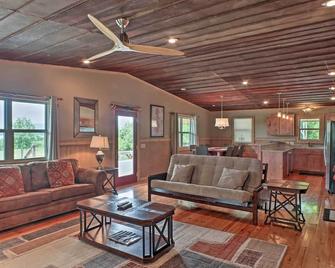 Guntersville Cabin with Lake Views! - Guntersville - Living room