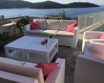 Quality Villa With Stunning Views, Near The Sea, Beaches, Shops, And Restaurants - Vis - Balkon