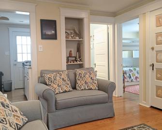 Cute and cozy 2 bedroom Brant Beach condo across the street from the BEACH! - Long Beach - Sala de estar