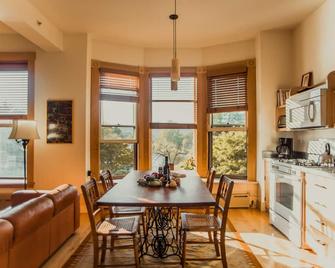 Contemporary Apartment in Historic 1895 Building - Hardwick - Comedor