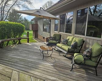 The Urban Lake House: Near Avalon Grand Resort - Warren - Патіо