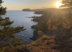 Cottage With 3+ Bedrooms Overlooking Lake Superior. Walk To Restaurants, Etc - Beaver Bay - Playa
