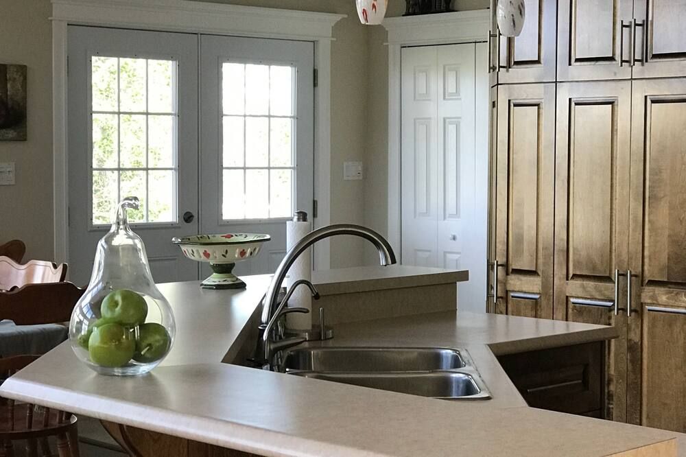 Flighthouse Location, Location, Location, Luxury Vacation Home In Central Nfld - Lewisporte - Kitchen