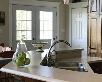 Flighthouse Location, Location, Location, Luxury Vacation Home In Central Nfld - Lewisporte - Kitchen