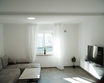 Ferienhaus Zentral, nahe Legoland und Stadtmitte, Flussblick - Perfekt für Familien, Geschäftstreffen, Monteure und mehr! - Günzburg - Living room