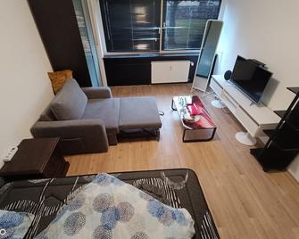 Sleep & Stay PRIVATE rooms for short or long stays. - Singen - Wohnzimmer
