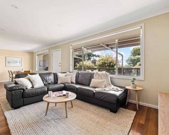 Eagle Bay Beach House - 300m to the beach! - Naturaliste - Living room