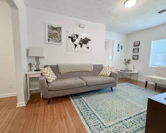 Beautiful Apartment Steps from Piedmont Park & Beltline - Atlanta - Living room