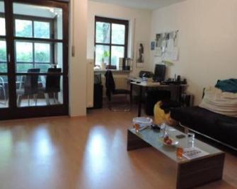 2 room apartment in Munich Temporary living 2 room apartment with loggia and garden - München - Olohuone