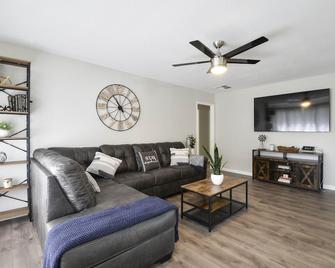 Wonderful 3 bed 2 bath home with plenty of parking - Los Banos - Huiskamer