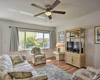 Sunny Cocoa Beach Home Walk to Sea and Attractions! - Cocoa Beach - Living room