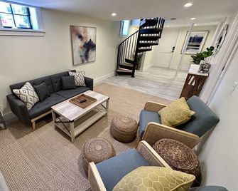 Stunning downtown Newport RI vibes in this stunning renovated 2BR apartment off Historic Thames Street! 2 queen beds + pull-out sofa (sleeps 6), full stocked kitchen, private deck entry, AC, 2 TVs, off-street parking. Steps to dining, wharfs. Enjoy! - Ньюпорт - Вітальня