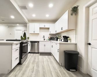 New 3 Br, Gated Parking, Sleep 8, Walk To Blvd - Lancaster - Køkken