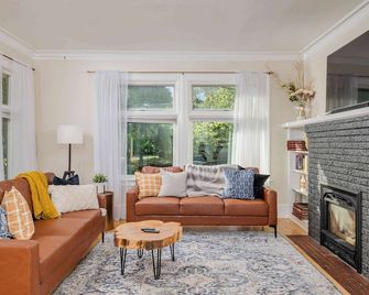 Family Downtown Mansion - Sleeps 13 - Appleton - Living room