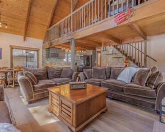 Blue Horizon Lodge - Big Bear Lake - Living room