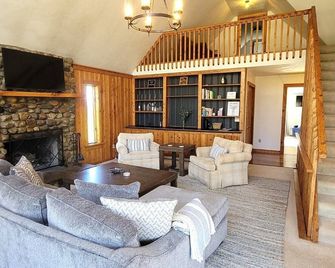 Portage Ponds 5 BR/3 Bath close to CHQ, wine trail - Westfield - Sala de estar