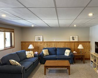 Bright Basement Suite on a Goat Farm - Rossland - Sala de estar