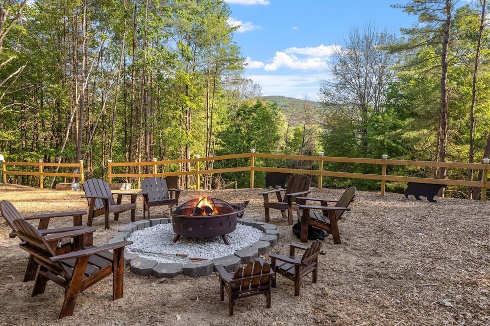 Hilltop Hideaway - Ashland - Patio