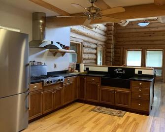 Cabin with spectacular views! Hunting and fishing paradise. - Pierre - Kitchen