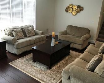 Royal Retreat for corporate & family stay in Saint Albans area - Saint Albans - Living room