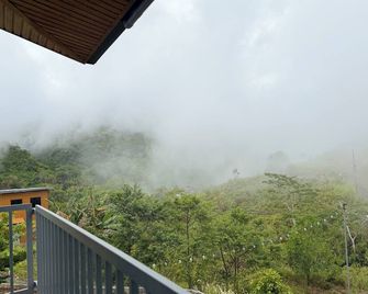 Cozy Villa Mountain View Cold Weather in Marilog Perfect for Relaxing getaways - Arakan - Balcón