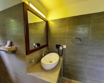 Ehalagala Lake Resort - Sigiriya - Baño