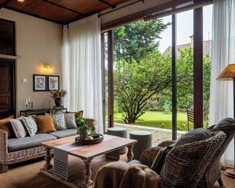 Tathya Hills - Luxe Garden Retreat In The Hills - 奴娃拉伊利雅 - 客廳