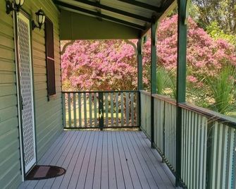 Crystal Creek Cottages. Home of mini cattle and horses. See platypus. Farm stay. - Crystal Creek - Balcony