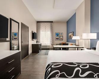 La Quinta Inn & Suites by Wyndham San Bernardino - San Bernardino - Спальня