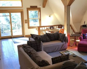 Spacious Bright Living Area, Bromley Mountain Adventure Park & Hapgood Pond Park - Dorset - Living room