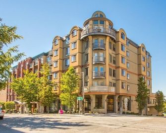 Top Floor Water View Oasis near Space Needle & Cruise - Seattle - Building