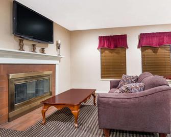 Hawthorn Suites by Wyndham Columbus North - Columbus - Living room