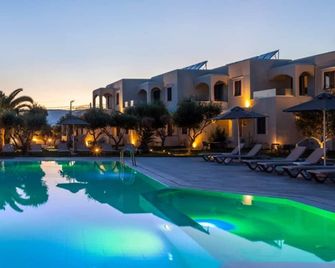 Malena Hotel & Suites - Adults Only by Omilos Hotels - Heraclión - Piscina