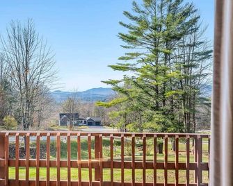 Spacious Ski Home - 10 Miles to Stowe - 3bd 4 Ba - Morrisville - Balcon