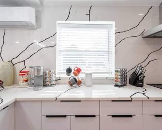 Ultra-Modern Studio | Near Hospital & Nycim | Wifi - Huntington - Cocina