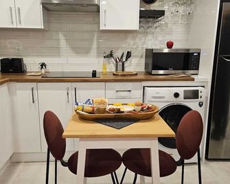 Modern comfy brand new basement apartment in a convenient place, pet friendly. - 이스트 그윌림버리 - 주방