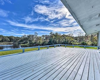 'Brookside' Waterfront Home w/ Kayaks & Deck! - Jacksonville - Balcón