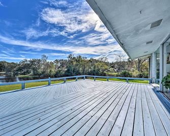 'Brookside' Waterfront Home w/ Kayaks & Deck! - Jacksonville - Balkon