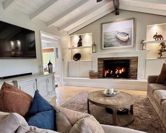 Beach Home with Pool, Jacuzzi, Housekeeping Included. Hosted by @Worldstompers - Newport Beach - Sala de estar