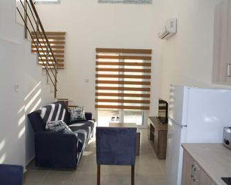 Suluca Homes, Beautiful bungalow for 2 adults and 2 children - Kyrenia - Stue