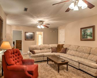 Creekfront Cabin Near Chattanooga w/ Hot Tub! - Ooltewah - Living room