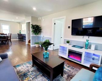 Modern Remodeled Quiet 4 Bedroom 2 Bathroom Home in the heart of St. Charles - Saint Charles - Obývací pokoj